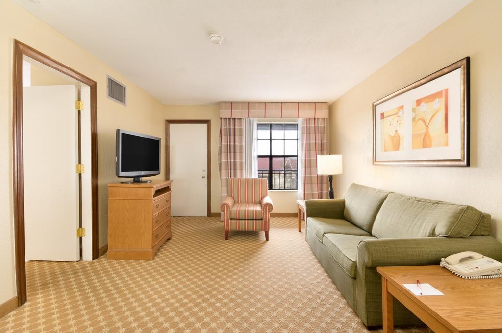Ramada Huntsville Room photo
