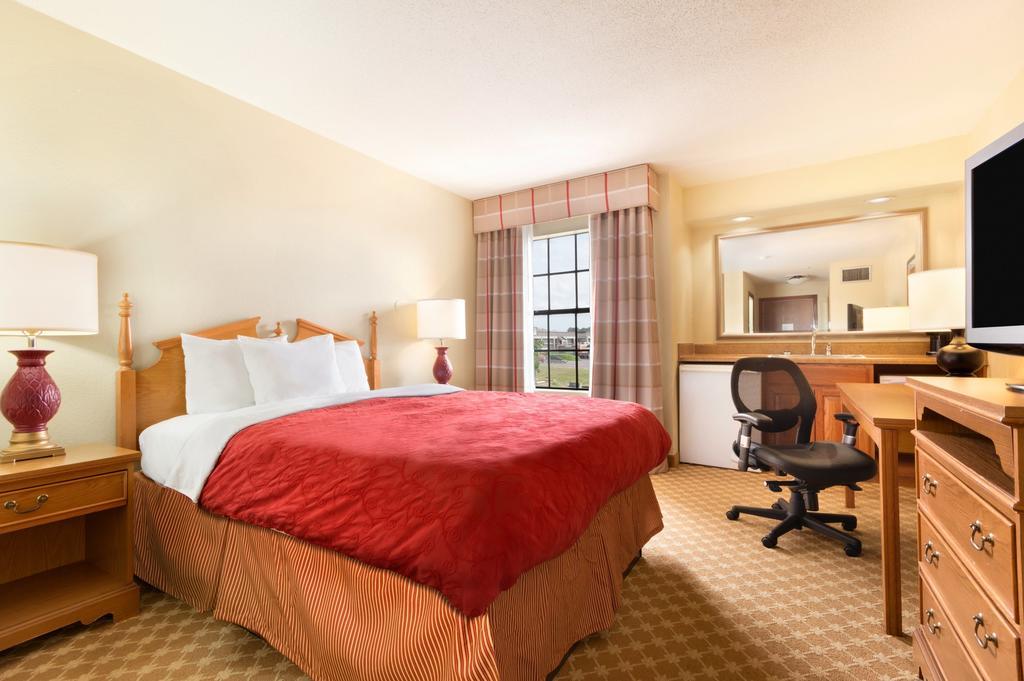 Ramada Huntsville Room photo
