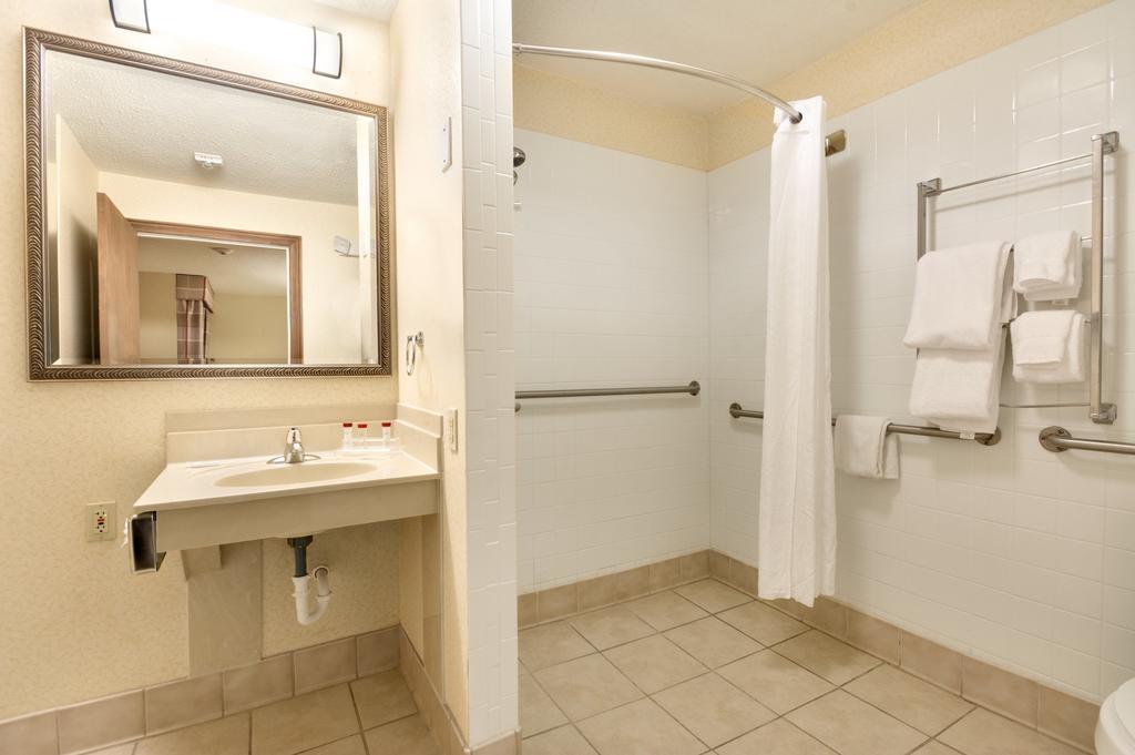 Ramada Huntsville Room photo