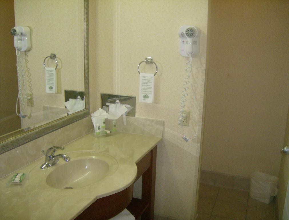 Ramada Huntsville Room photo